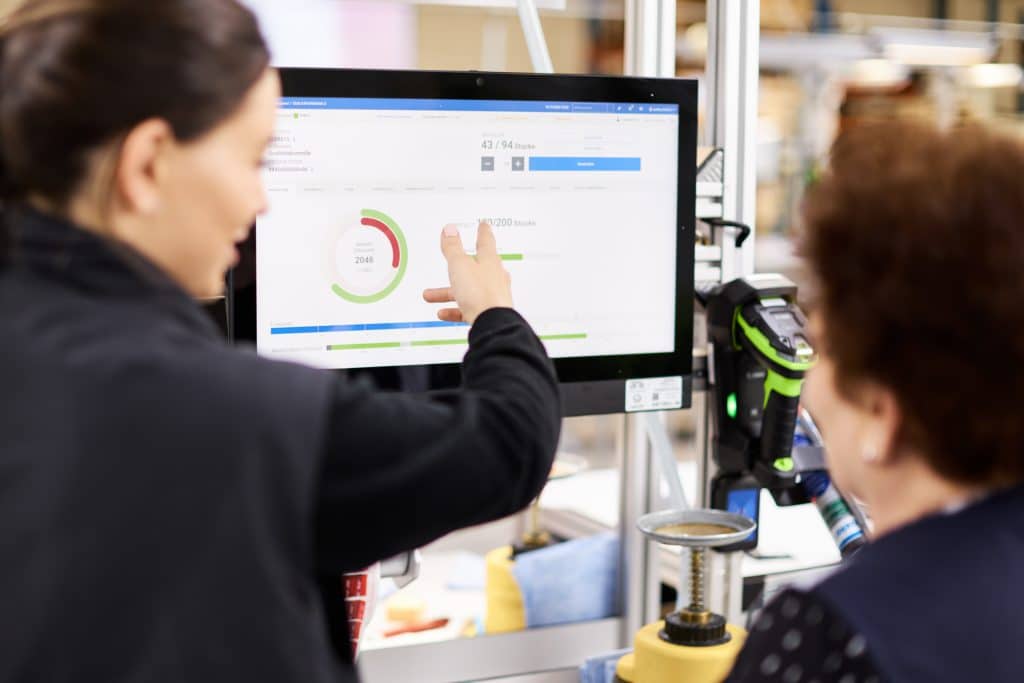 Zwei Mitarbeiterinnen der ebco betrachten Daten am Monitor